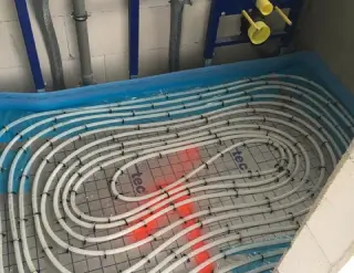 jeune-ingenieur-reglage-du-chauffage-autonome