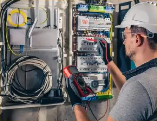 homme-technicien-electricien-travaillant-dans-standard-fusibles